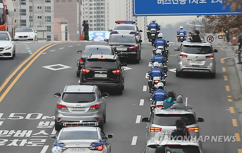 뇌물수수·횡령·조세포탈 등의 혐의를 받고 있는 이명박 전 대통령이 검찰 소환 조사를 위해 14일 오전 서울 강남구 논현동 자택을 출발, 서초구 서울중앙지검으로 향하고 있다./연합뉴스