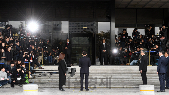 뇌물수수·횡령·조세포탈 등 혐의를 받는 이명박 전 대통령이 14일 오전 서울 서초구 서울중앙지검에 피의자 신분으로 출석하고 있다./권욱기자ukkwon@sedaily.com