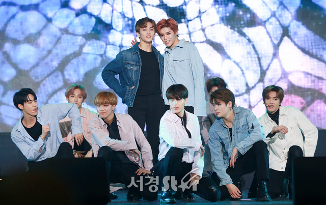 NCT가 14일 오후 서울 성북구 고려대학교 화정체육관에서 열린 ‘NCT 2018 EMPATHY’ 발매 기념 쇼케이스에 참석해 무대를 선보이고 있다.