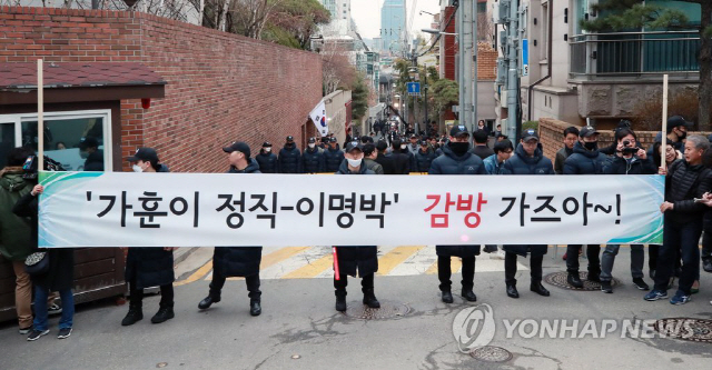 이명박 집 앞 ‘구속’ 외치는 사람들 “감방 가즈아” 자택에서 제네시스 타고 출발 ‘10분 내외’ 도착