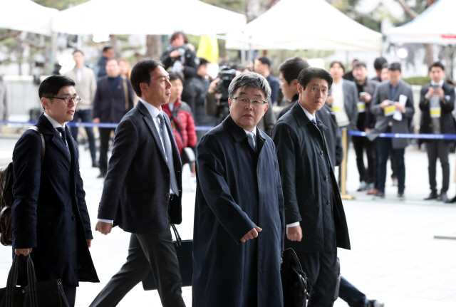 검찰 들어서는 이명박 전 대통령 변호인단/연합뉴스