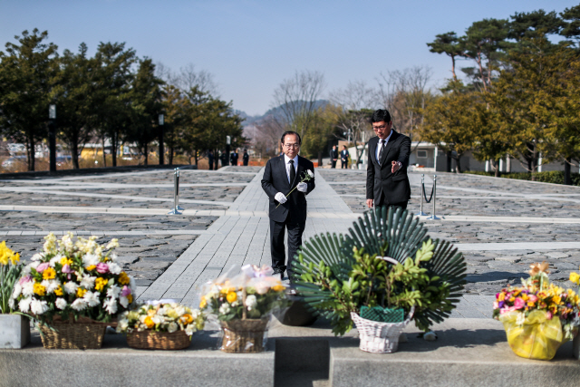 오거돈 부산시장 예비후보는 14일 오전 김해 봉하마을을 찾아 노무현 전 대통령 묘소를 참배했다./사진제공=더불어민주당