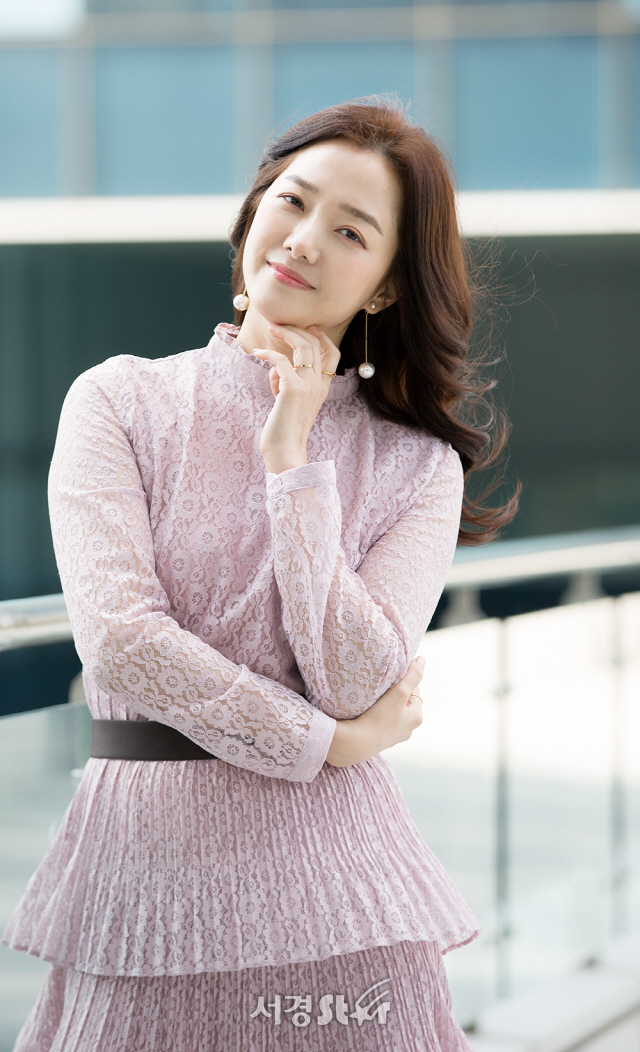 배우 정소영이 14일 오후 서울 영등포구 서경스타 사옥에서 진행된 인터뷰에 앞서 포토타임을 갖고 있다.