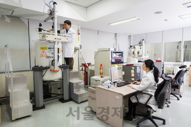 한국화학연구원에서 신물질의 구조 분석을 실시하고 있다.