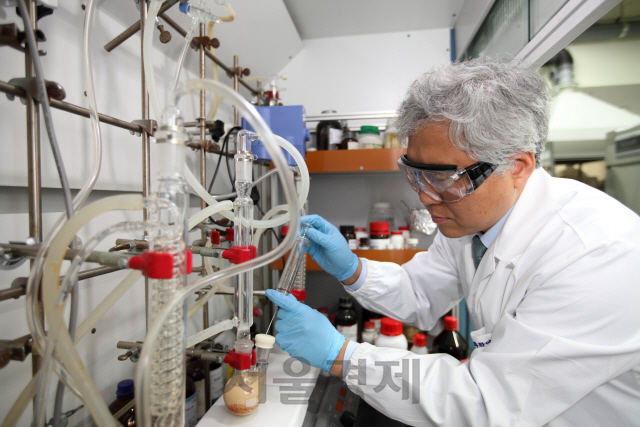 한국화학연구원에서 고기능 화학 소재를 연구하고 있다.