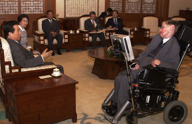 스티븐 호킹(오른쪽) 박사가 지난 2000년 방한, 청와대를 방문해 김대중(왼쪽) 대통령과 이야기를 나누고 있다. /연합뉴스