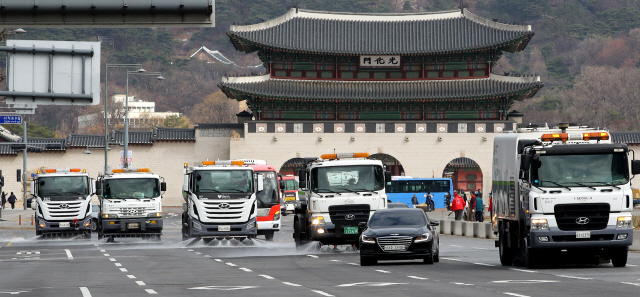 도로 청소로 알리는 봄        (서울=연합뉴스) 황광모 기자 = 14일 오전 서울시 도로청소를 담당하는 분진흡입 청소차와 물청소 차량이 겨우내 염화칼슘와 먼지로 더러워진 서울 세종대로 일대를 청소하고 있다. 서울시는 15일부터 서울시내 주요도로 청소를 시작한다. 2018.3.14      hkmpooh@yna.co.kr  (끝)      <저작권자(c) 연합뉴스, 무단 전재-재배포 금지>