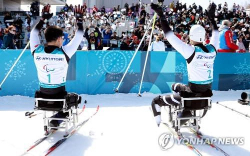 응원단에 환호하는 북한 남자 크로스컨트리 대표 마유철, 김정현 /연합뉴스