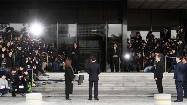 뇌물수수·횡령·조세포탈 등 혐의를 받는 이명박 전 대통령이 14일 오전 서울 서초구 서울중앙지검에 피의자 신분으로 출석하고 있다./권욱기자