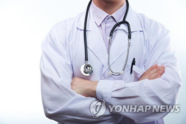 한국 의사 평균월급 1천304만원…정규직 노동자의 4.6배