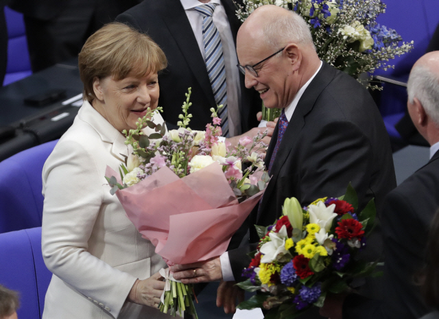 독일 연방하원에서 14일(현지시간) 차기 총리로 선출된 앙겔라 메르켈 총리가 의원들의 축하를 받고 있다.   /베를린=AP연합뉴스