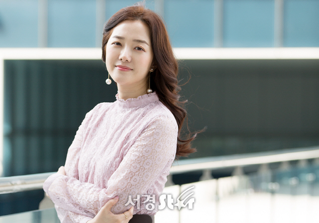 배우 정소영이 14일 오후 서울 영등포구 서경스타 사옥에서 진행된 인터뷰에 앞서 포토타임을 갖고 있다.