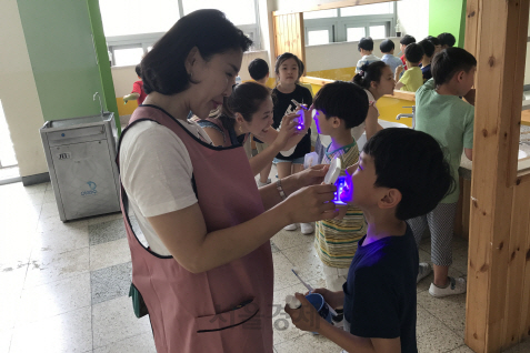 바른양치 티징맘이 서울 성동구의 한 초등학교에서 구강관리 지도를 하고 있다. /사진제공=성동구