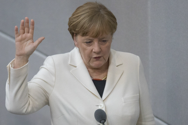 앙겔라 메르켈 독일 총리가 14일(현지시간) 연방하원 투표에서 재선출된 뒤 선서하고 있다.  /베를린=EPA연합뉴스