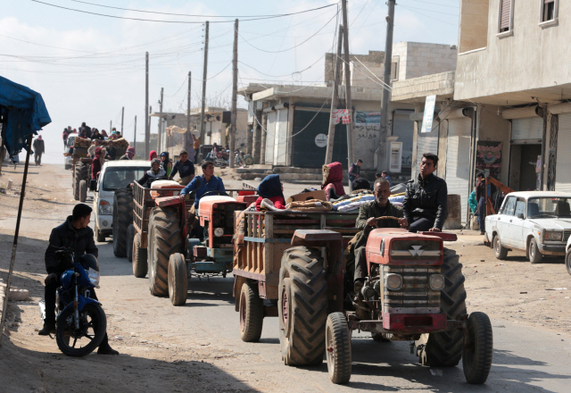 14일(현지시간) 시리아 아프린에서 주민 수십명이 지역을 떠나고 있다. /아프린=신화연합뉴스