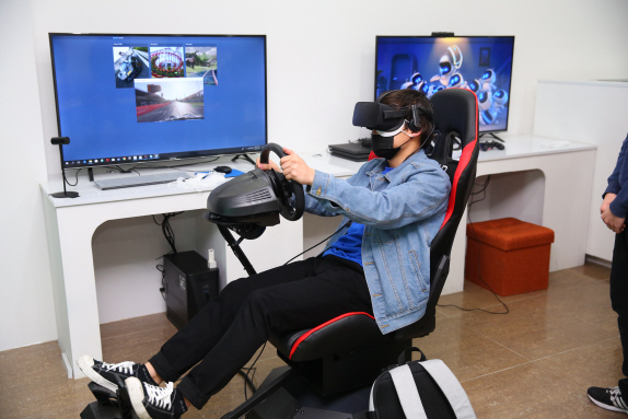 와이즈유가 14일 가상현실 체험존을 오픈했다. 와이즈유 학생들이 VR체험을 하고 있다./사진제공=와이즈유 영산대학교