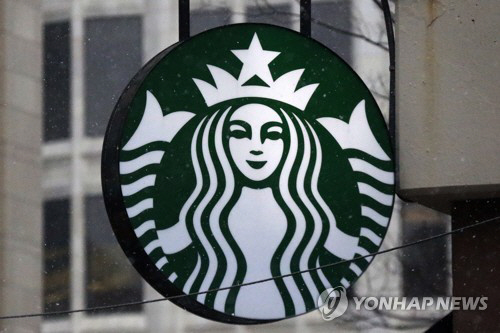 국내 커피전문점 시장을 독주하고 있는 스타벅스가 지난해 한국 시장 진출 18년 만에 처음으로 매출 1조원, 영업이익 1,000억원을 돌파했다./AP=연합뉴스