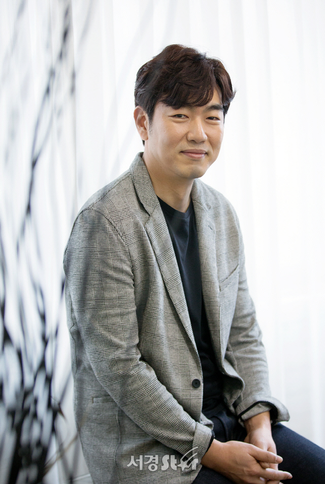 배우 이종혁이 15일 오후 서울 종로구 한 카페에서 진행된 영화 ‘엄마의 공책’ 매체 라운드 인터뷰에 앞서 포즈를 취하고 있다.