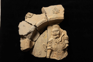 2006년 발굴된 ‘왼손에 칼을 든 신장 상단’ 6점/사진제공=국립경주문화재연구원