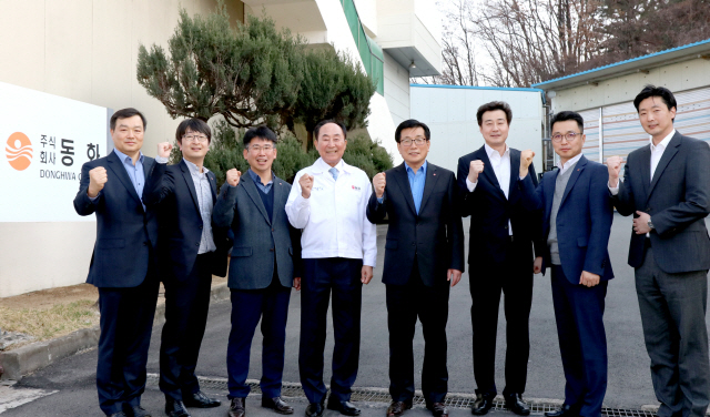 이영호(왼쪽 다섯번째) 롯데푸드 대표가 지난 14일 협력사인 동화를 방문해 노영수(〃네번째) 대표 등 관계자들과 기념촬영을 하고 있다. 이 대표는 이날 3개의 협력업체를 방문해 상생방안 등을 논의했다./사진제공=롯데푸드