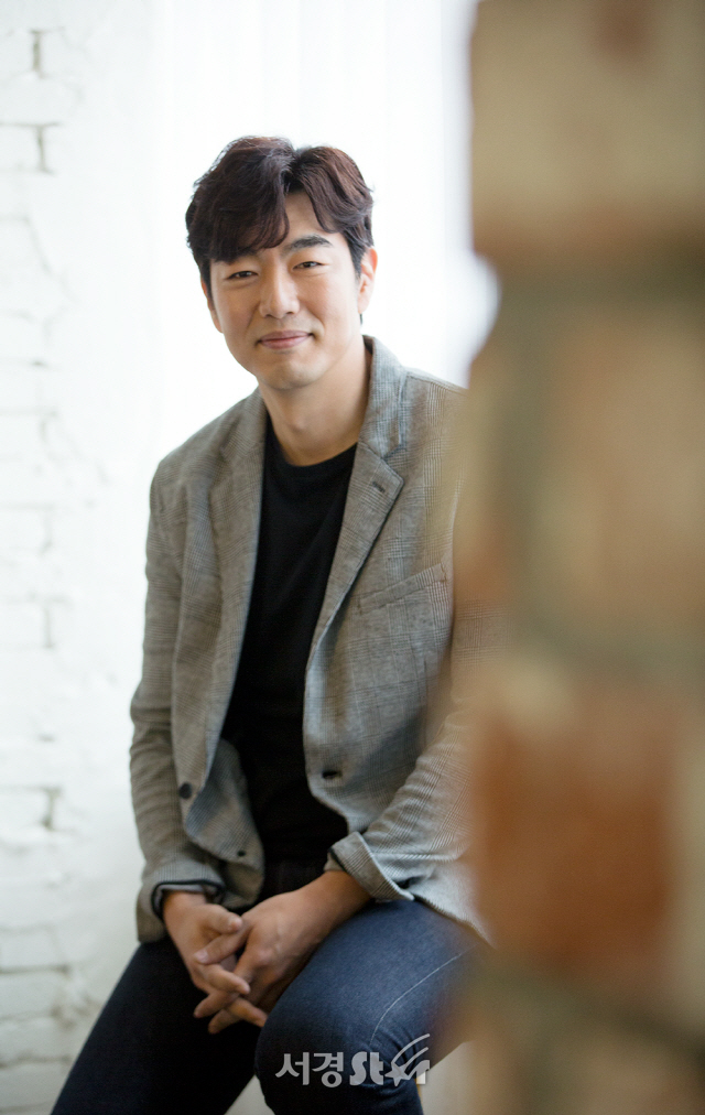 배우 이종혁이 15일 오후 서울 종로구 한 카페에서 진행된 영화 ‘엄마의 공책’ 매체 라운드 인터뷰에 앞서 포즈를 취하고 있다.