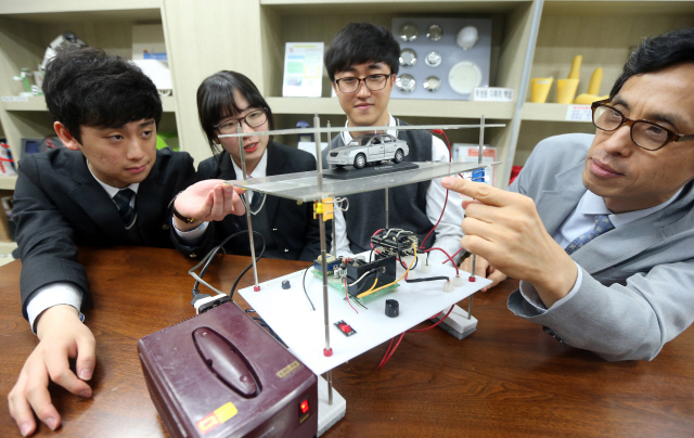 부산 사하구 대광발명고 학생들이 교사와 함께 실험하고 있다. 고등학교 1학년 ‘통합과학’이 신설되면서 활동 위주의 종합적 학습이 중요해졌다.  /연합뉴스