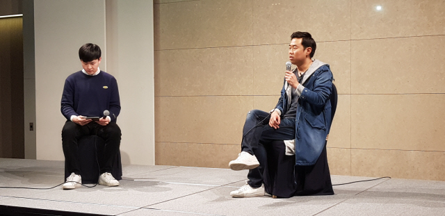 임지훈(오른쪽) 카카오 대표가 지난 14일 연세대 백양누리에서 열린 대학생 대상 ‘토크 콘서트’에서 청중의 질문에 답변하고 있다. /지민구기자