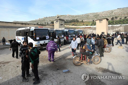 포위 지역 동구타를 벗어나는 주민을 태우려고 대기하는 차량들/AFP=연합뉴스