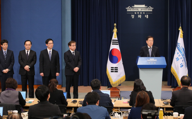 지난 6일 대통령 특사로 북한을 방문한 정의용 국가안보실장과 특사단이 서울로 귀환한 뒤 청와대 춘추관에서 남북정상회담 개최 등의 방북 결과를 브리핑하고 있다./연합뉴스