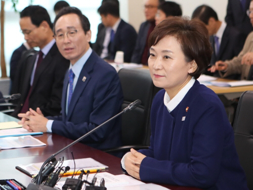 김현미 국토교통부장관이 16일 오전 전북 군산시 오식도동 새만금산업단지 홍보관을 찾아 발언하고 있다./연합뉴스