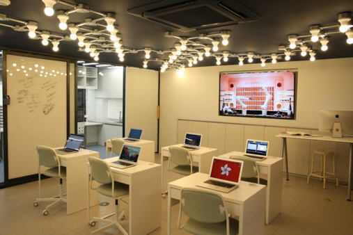 서울 서초구 서래마을에 자리한 한 코딩전문 교육기관 강의실에 교육용 PC와 대형 모니터가 설치돼 있다. /사진제공=코드학원