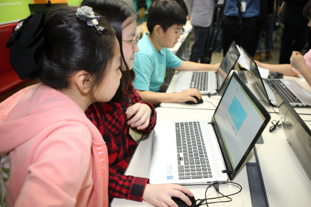 소프트웨어 선도학교인 이태원초등학교 학생들이 코딩을 배우고 있다. /사진제공=한국과학창의재단