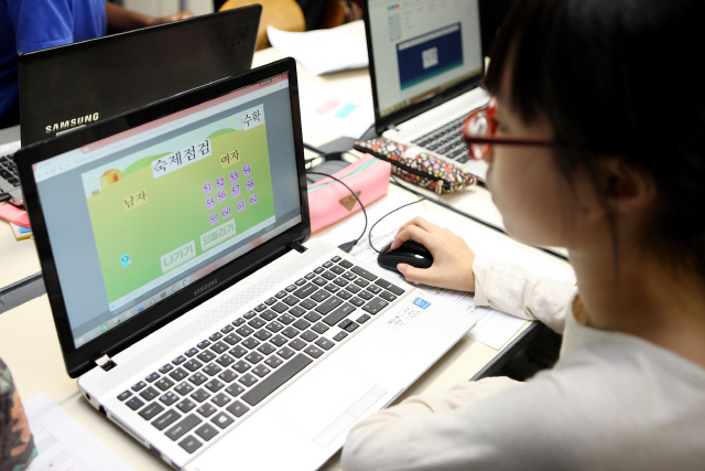 소프트웨어 선도학교인 이태원초등학교 학생들이 코딩을 배우고 있다./사진제공=한국과학창의재단
