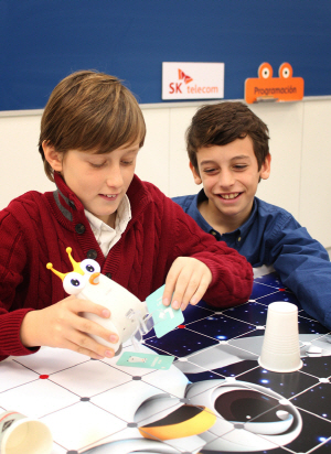 지난달 2월28일(현지시각) 스페인 바르셀로나에 위치한 ‘라 살레 보나노바’ 초등학교에서 어린이들이 SK텔레콤의 코딩로봇 ‘알버트’를 이용해 코딩교육을 받고 있다. /사진제공=SK텔레콤