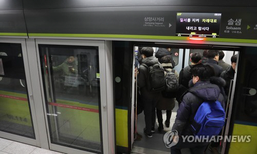 지난해 12월26일 오전 서울 경전철 우이신설선이 정상 운행되어 서울 강북구 솔샘역에서 시민들이 경전철로 출근하고 있다./연합뉴스