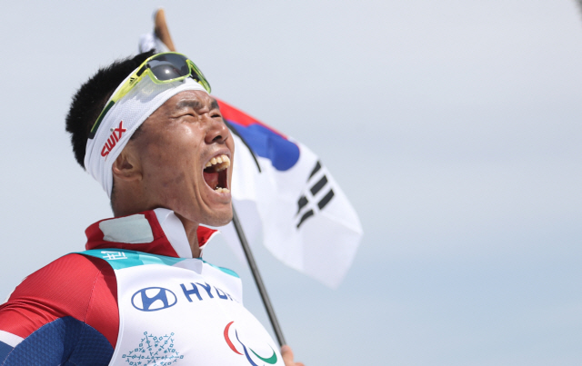 17일 오후 강원도 평창 바이애슬론센터에서 열린 2018 평창동계패럴림픽 크로스컨트리스키 남자 7.5km 좌식 경기에서 한국 신의현이 금메달이 확정되자 환호하고 있다. /연합뉴스