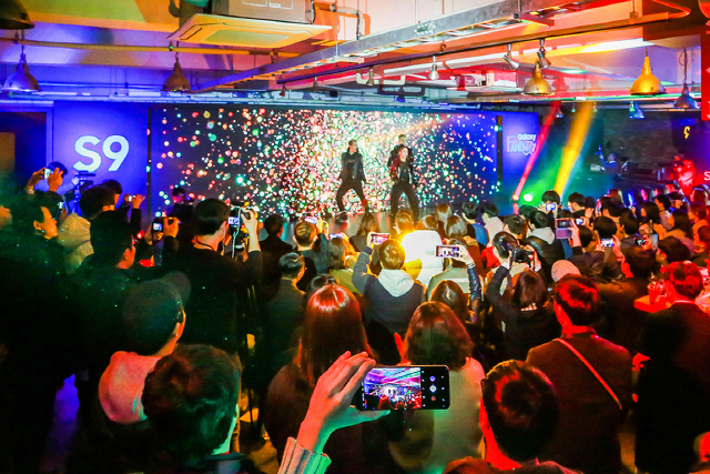 ‘갤럭시 팬 파티’ 참석자들이 서울 성수동 어반 소스에서 공연을 즐기고 있다. /사진제공=삼성전자