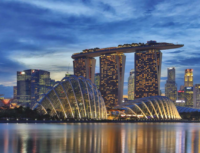 싱가포르의 대표적인 복합리조트 마리나베이샌즈 전경. 제조업 침체에 시달리던 싱가포르는 지난 2005년 관광 산업으로 눈을 돌렸고 45년 만에 카지노를 허용했다.         /사진제공=싱가포르관광청
