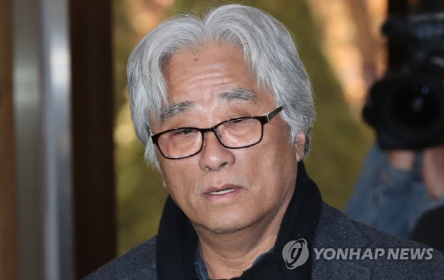 ‘성폭행 혐의’ 이윤택, 15시간 경찰 조사 후 귀가 · 오늘(18일) 재소환, 구속영장 신청 여부 검토