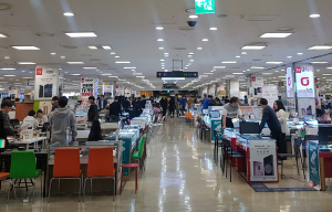 서울 신도림 테크노마트를 찾은 소비자들이 17일 스마트폰 판매 매장을 둘러 보고 있다. /권경원기자