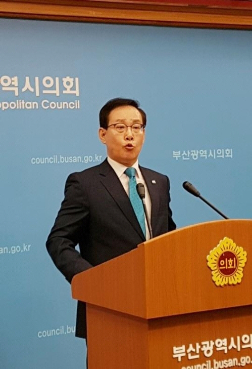이종혁 전 최고위원이 19일 부산시의회 브리핑룸에서 기자회견을 열어 한국당을 탈당, 무소속 시민후보로 부산시장 선거에 출마하겠다고 밝히고 있다. /연합뉴스