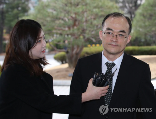 문무일 검찰총장, MB 구속영장 청구 여부에 '숙고하고 있다'