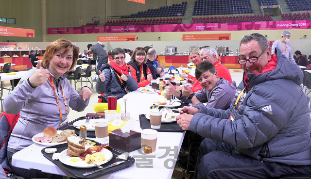 독일 패럴림픽 컬링 대표팀이 선수촌 식당에서 식사를 하고 있다. /사진제공=신세계푸드