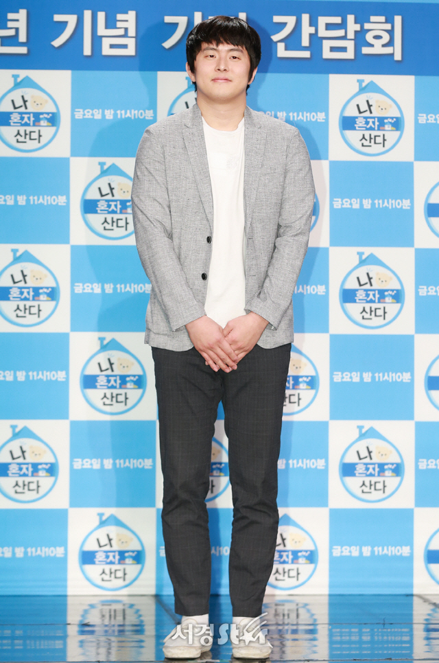 기안84가 19일 오후 서울 마포구 상암 MBC 골든마우스홀에서 열린 MBC ‘나 혼자 산다’ 5주년 기념 기자 간담회에 참석해 포토타임을 갖고 있다.