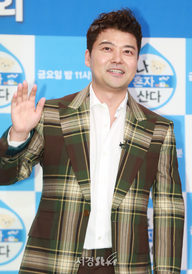 전현무가 19일 오후 서울 마포구 상암 MBC 골든마우스홀에서 열린 MBC ‘나 혼자 산다’ 5주년 기념 기자 간담회에 참석해 포토타임을 갖고 있다.