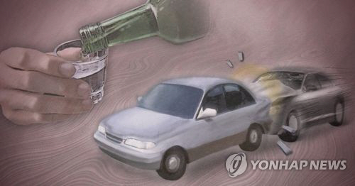 경북 구미경찰서는 19일 음주 운전을 하며 주차된 차들을 들이받은 뒤 도주하다가 또 다른 차량을 충돌한 혐의(도로교통법 위반)로 A순경을 불구속 입건했다./연합뉴스