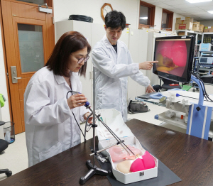 배수진(왼쪽) 한국전기연구원 책임연구원이 자체 개발한 형광 복강경 복합광원장치를 활용해 실험을 하고 있다./사진제공=한국전기연구원