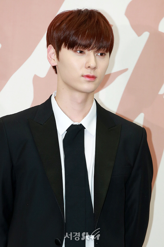 [현장] 워너원 황민현, '열심히 하고 있는 뉴이스트 W 보기 좋아, 윈윈했으면'