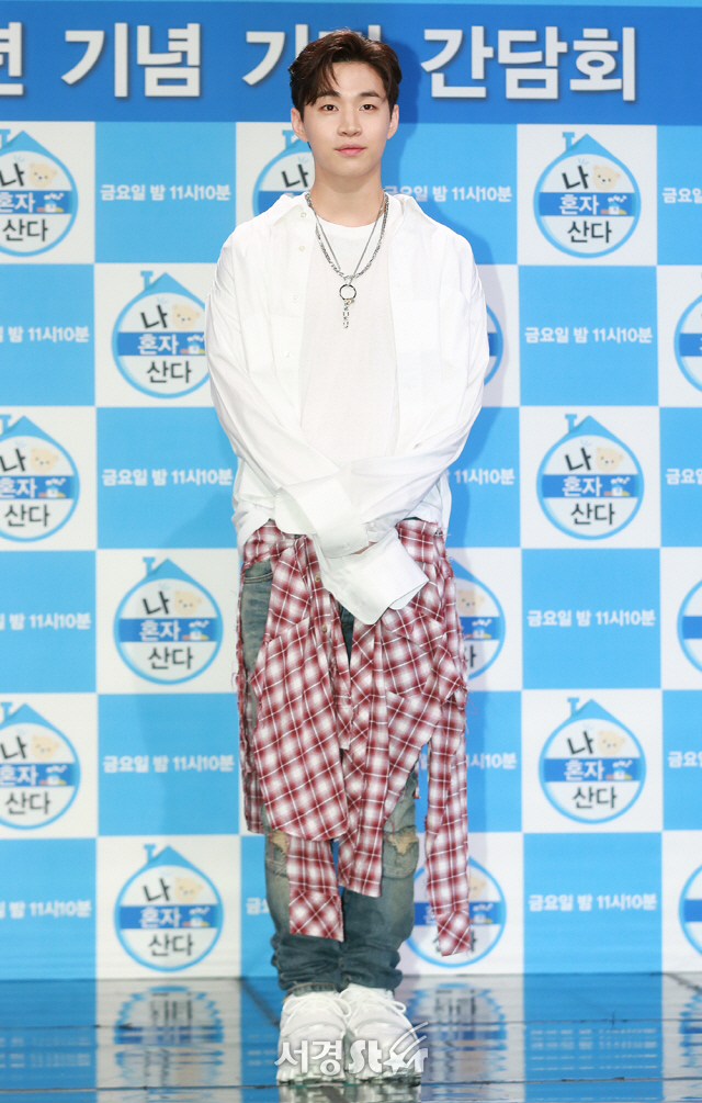 헨리가 19일 오후 서울 마포구 상암 MBC 골든마우스홀에서 열린 MBC ‘나 혼자 산다’ 5주년 기념 기자 간담회에 참석해 포토타임을 갖고 있다.