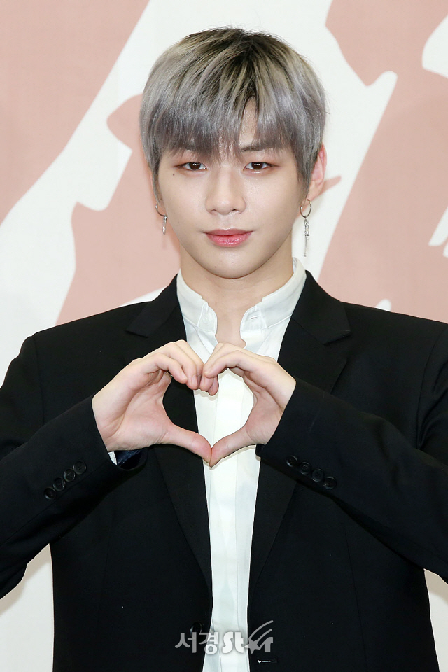 [현장] 워너원 강다니엘, 'TV로만 보던 아티스트 직접 봐서 신기해'